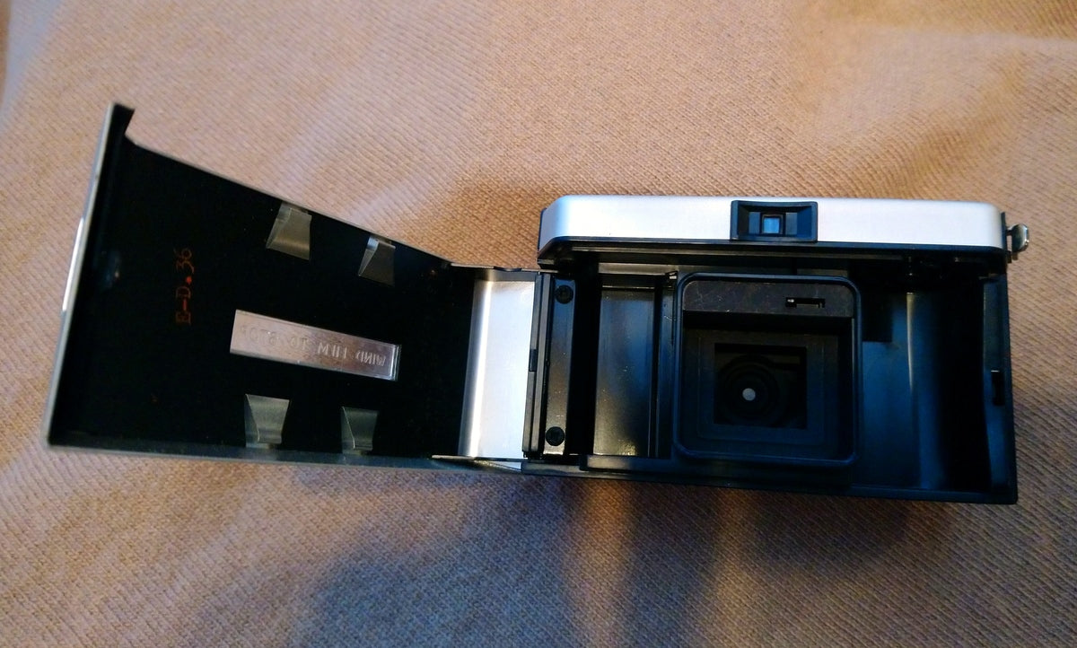 Kodak Instamatic 104 Camera. 1960's (ref Nos089L)