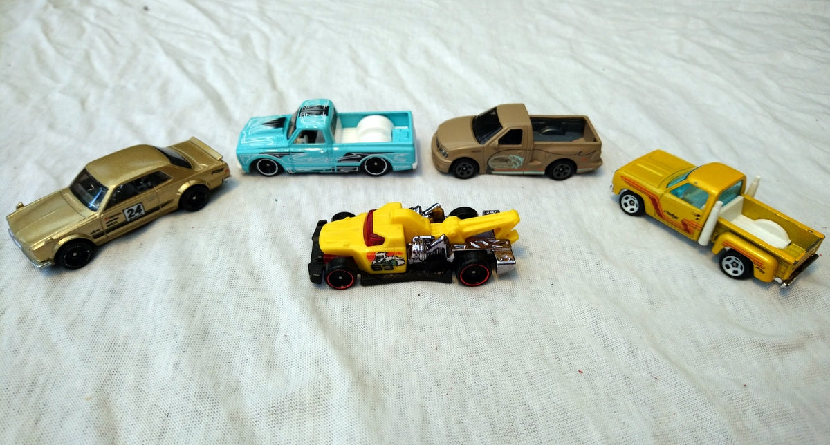Lot of 5 Truck and Car Models Matchbox size. (ref Nos141)