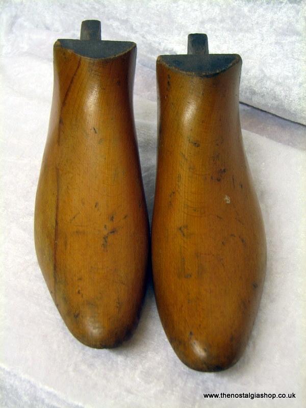 Shoe Stretchers, solid wood, pair. (ref nos018)