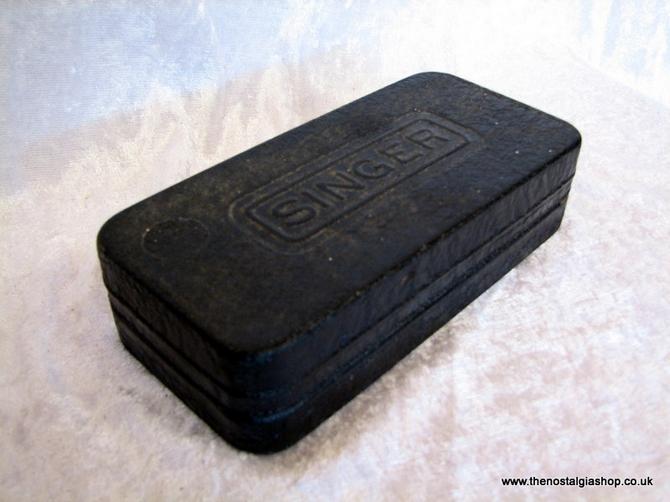 Singer Sewing Machine Accessories Tin. (ref nos021)
