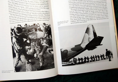 The Paras by Frank Hilton. (ref b262)