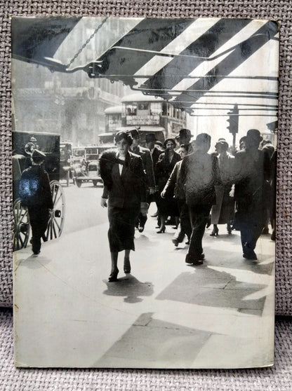 London in the Twenties and Thirties from Old Photographs. (ref b186)