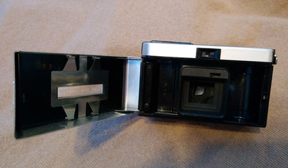 Kodak Instamatic 200 Camera. 1960's (ref Nos089M)
