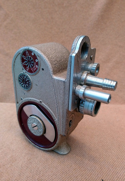 Bell & Howell Model 605 Double Run Eight Movie Camera 1950's. (ref nos127B)