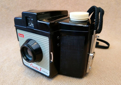 Kodak Brownie Cresta II Camera 1950's. (ref nos127E)