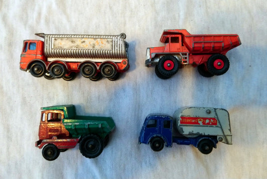 Lot of 4 Truck Models Matchbox size. (ref Nos140)
