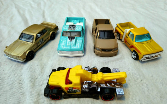 Lot of 5 Truck and Car Models Matchbox size. (ref Nos141)