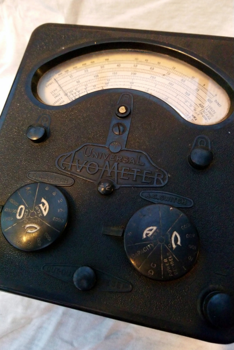 Universal Avometer Model 7 (1940's/50's) (ref Nos146)