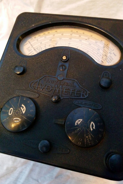 Universal Avometer Model 7 (1940's/50's) (ref Nos146)