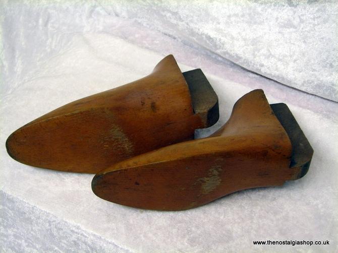 Shoe Stretchers, solid wood, pair. (ref nos018)