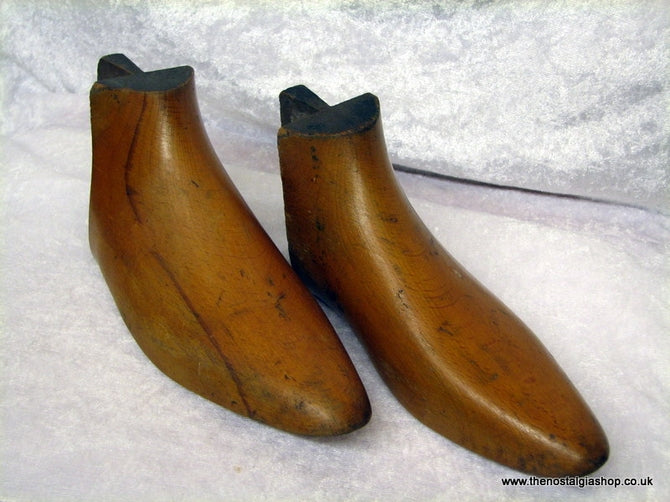 Shoe Stretchers, solid wood, pair. (ref nos018)