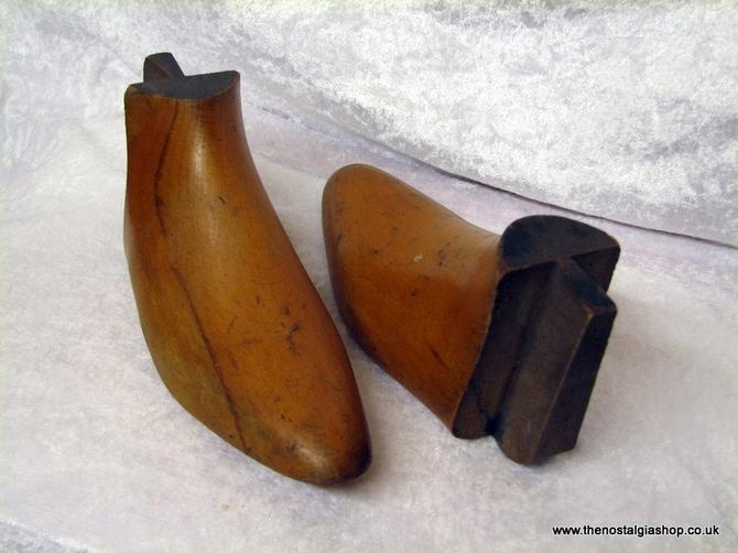 Shoe Stretchers, solid wood, pair. (ref nos018)