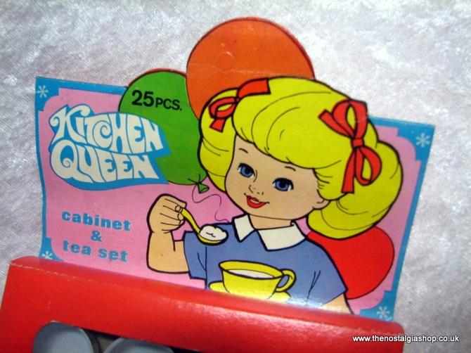 Kitchen Queen, 1971 Toy Cabinet & Tea Set, Unused. (ref Nos109)