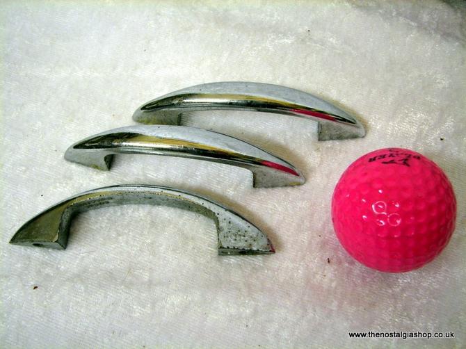 Metal Handles, Vintage set of 3. (ref nos060c)
